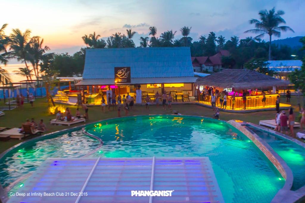 Bazén v ubytování Infinity Beach Club Resort & Hostel Koh Phangan nebo v jeho okolí