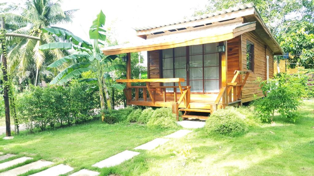 mały drewniany dom z dużym oknem w obiekcie Home No.9 w mieście Ko Lanta