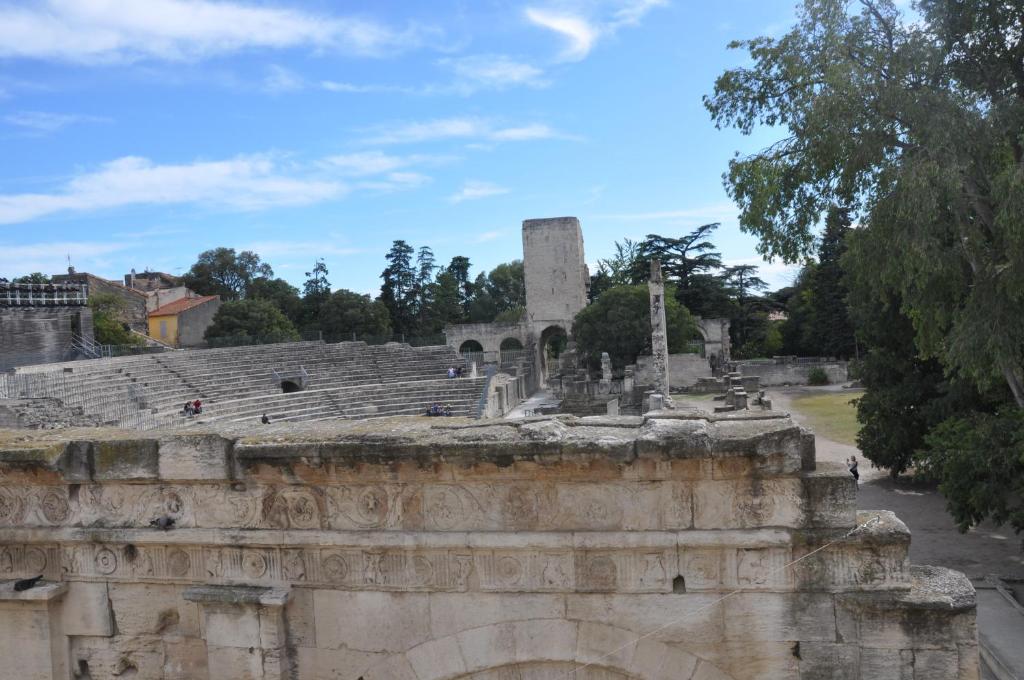 an amphitheatre in the ruins of the ancient city at Holiday in Arles -Appartement du Théâtre Antique in Arles