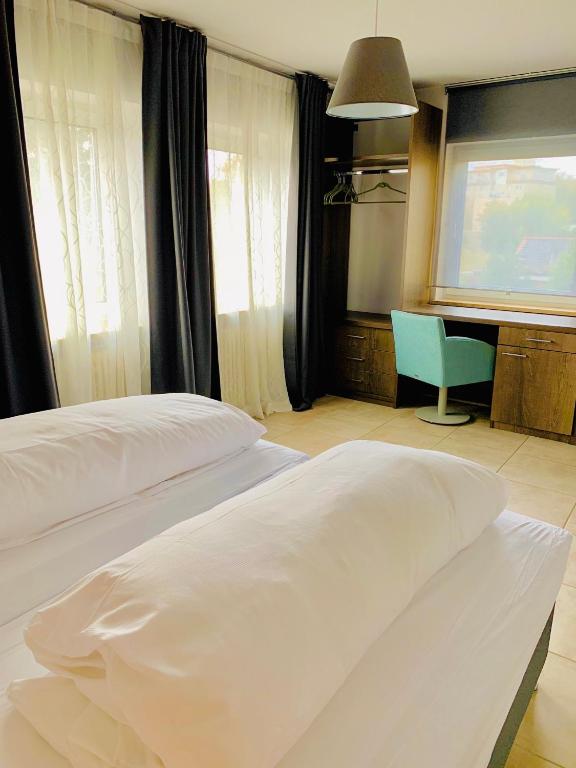 Postel nebo postele na pokoji v ubytování Akropolis Hotel
