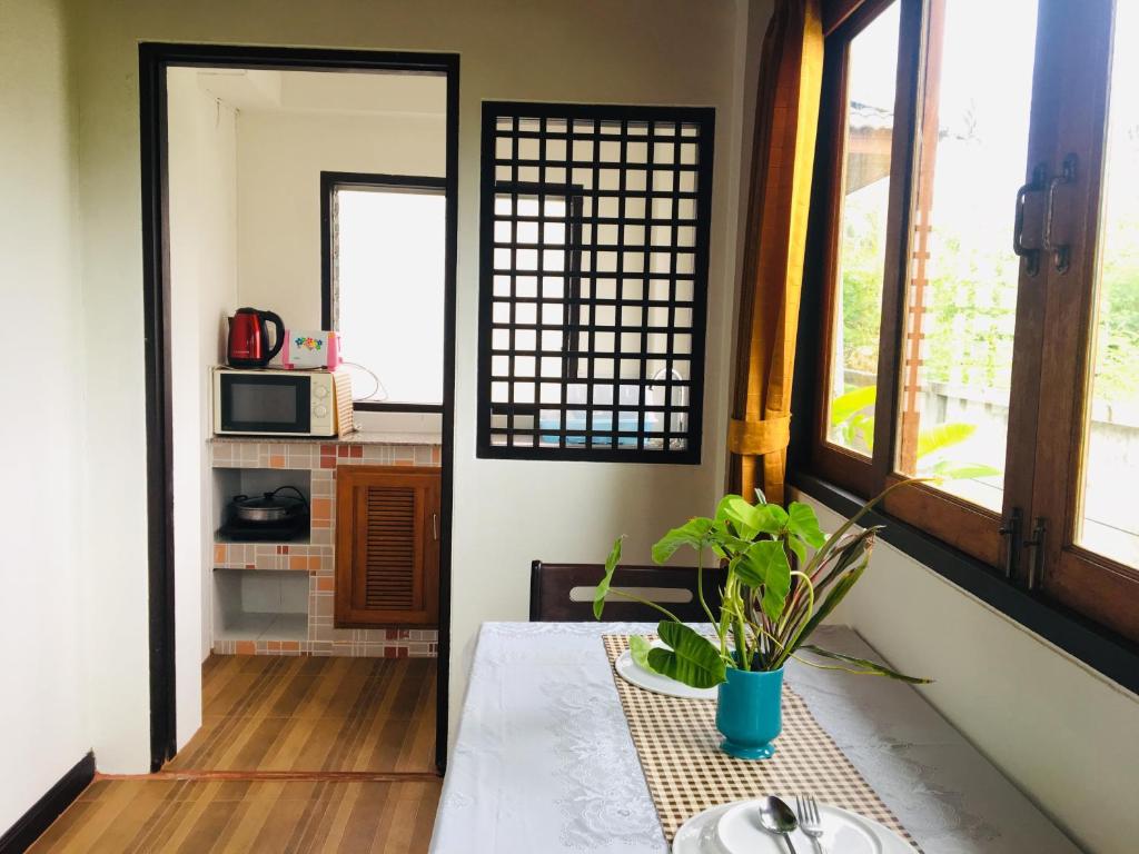 Kuchyň nebo kuchyňský kout v ubytování Khum Laanta Resort - SHA Extra Plus