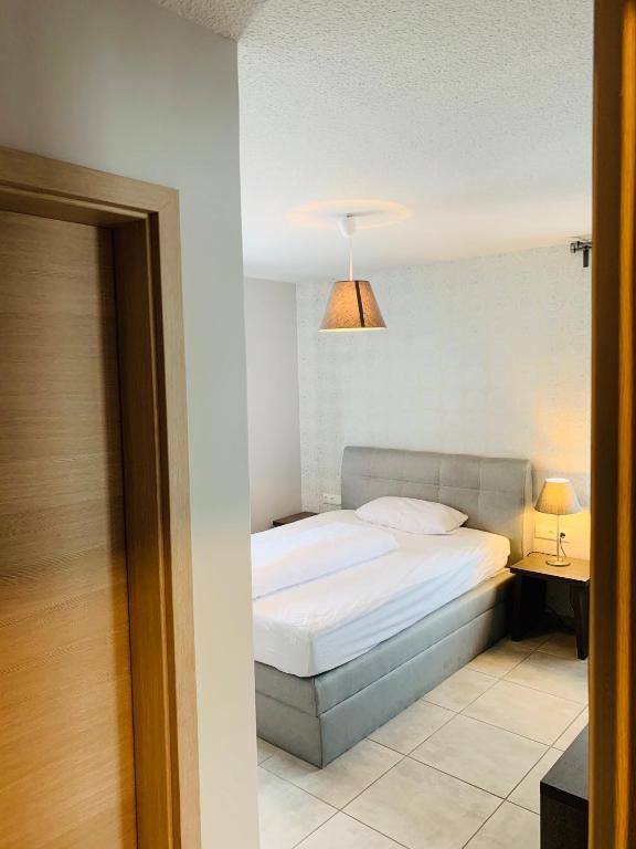 Postel nebo postele na pokoji v ubytování Akropolis Hotel