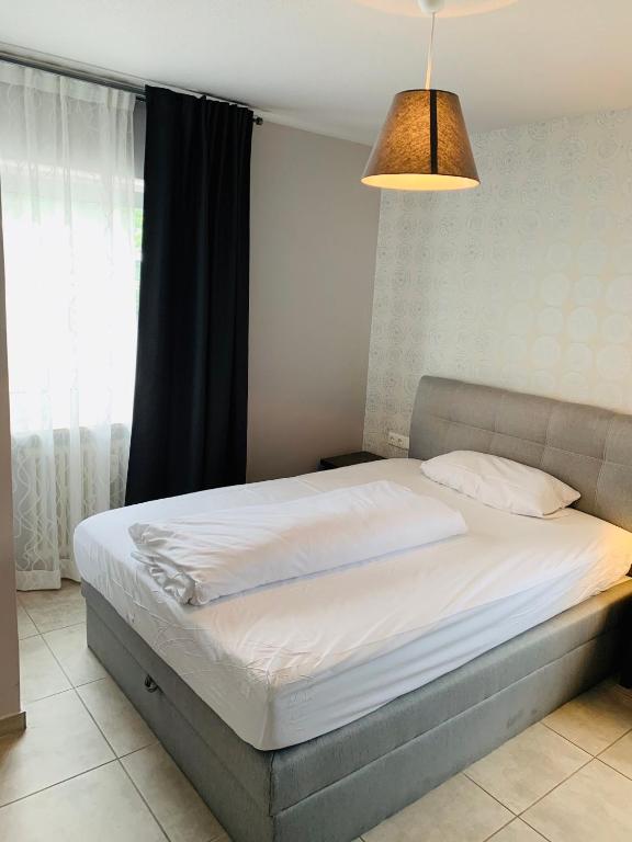 Postel nebo postele na pokoji v ubytování Akropolis Hotel