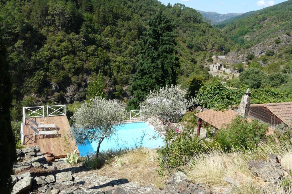 Majoituspaikan La Maison Bleue d'Ardèche uima-allas tai lähistöllä sijaitseva uima-allas
