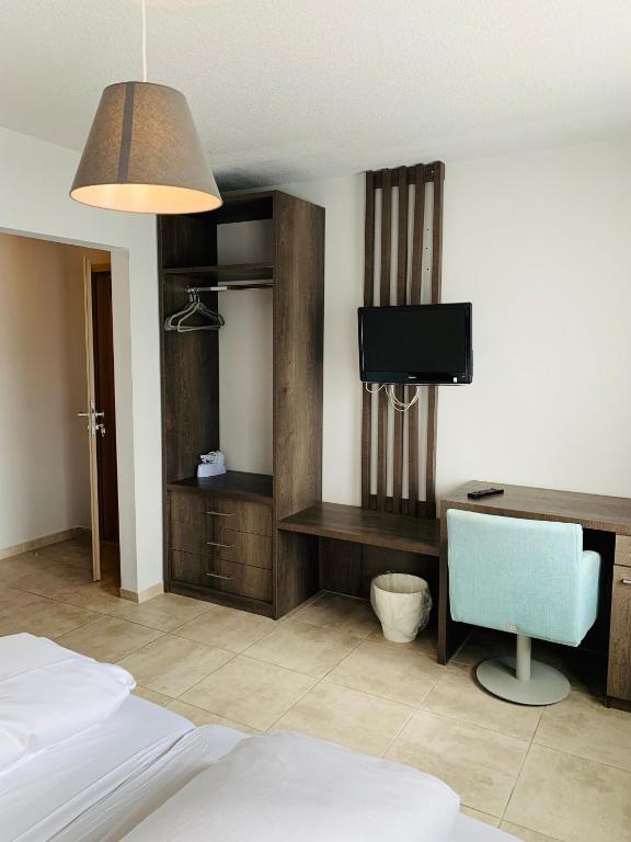TV a/nebo společenská místnost v ubytování Akropolis Hotel