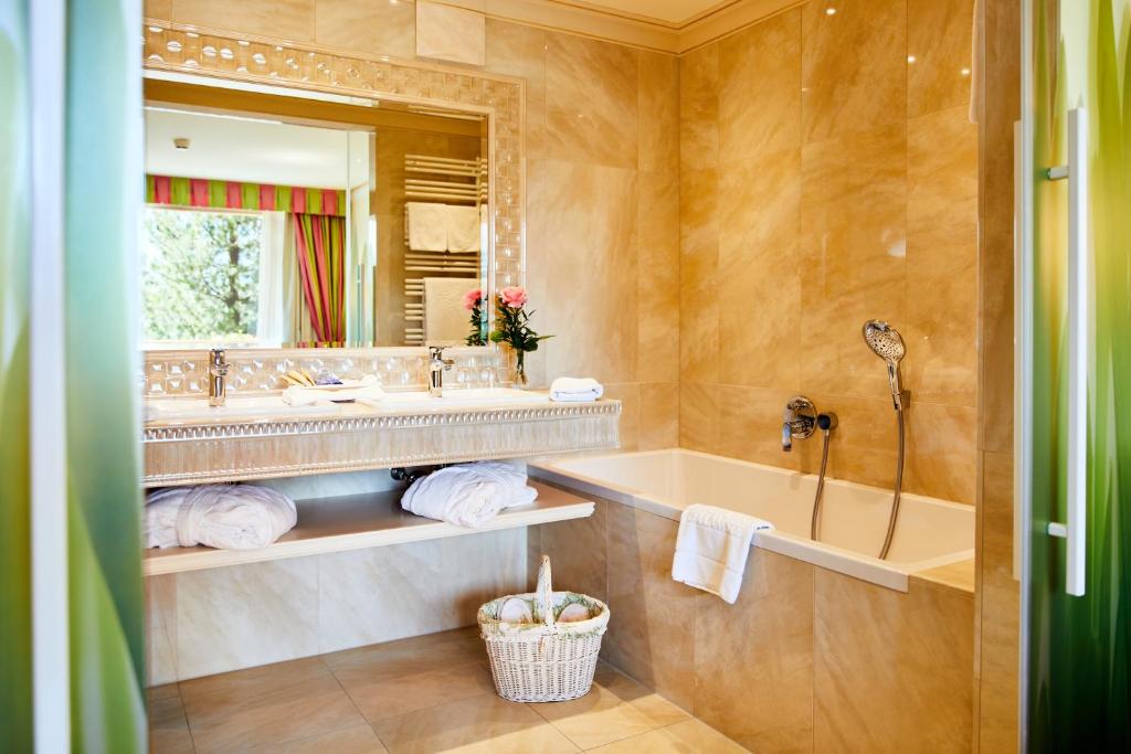 Kúpeľňa v ubytovaní Salzburgerhof, das 5-Sterne Hotel von Zell am See