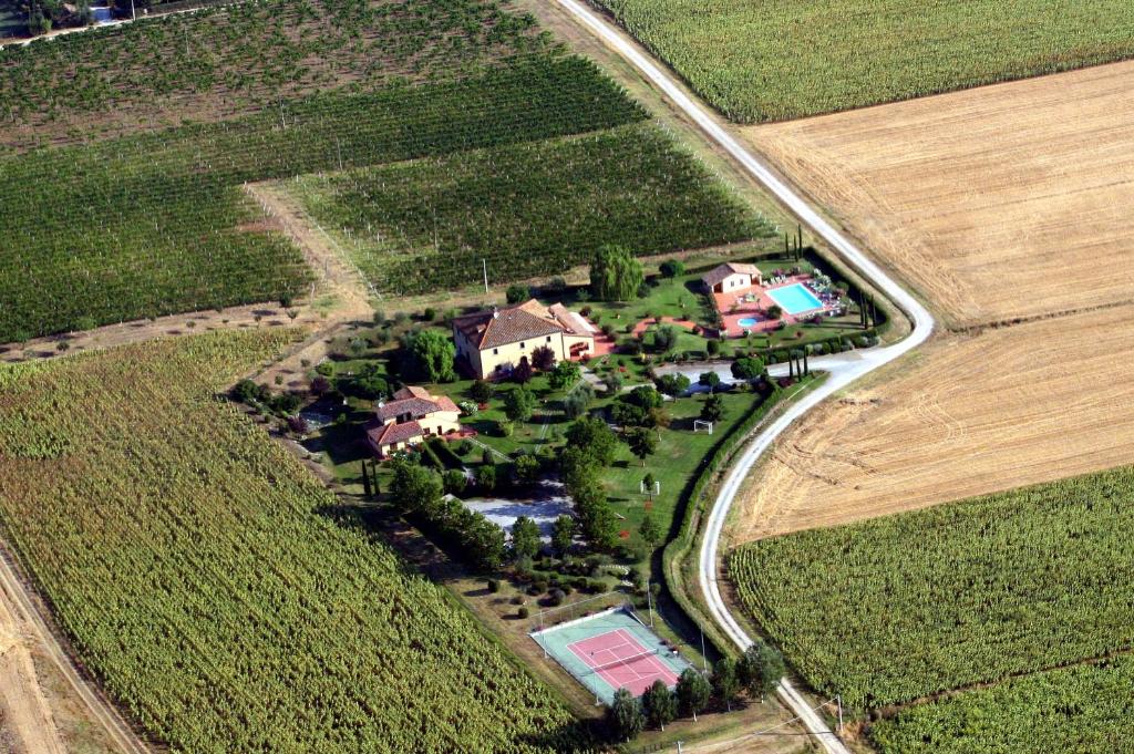 una vista aerea di una casa in un campo di Agriturismo Verbena a Castiglione del Lago