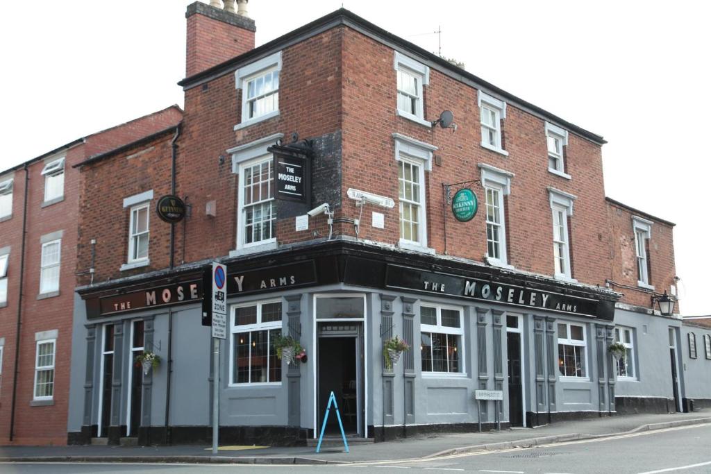 a building on the corner of a street at The Moseley Arms in Birmingham