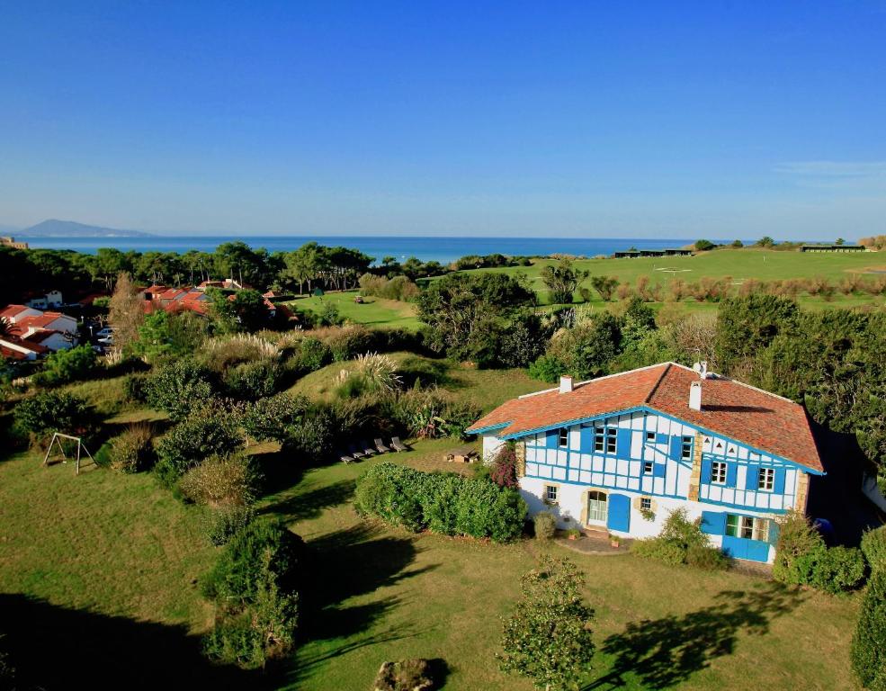 una vista aérea de una casa en un campo en Irigoian, en Bidart