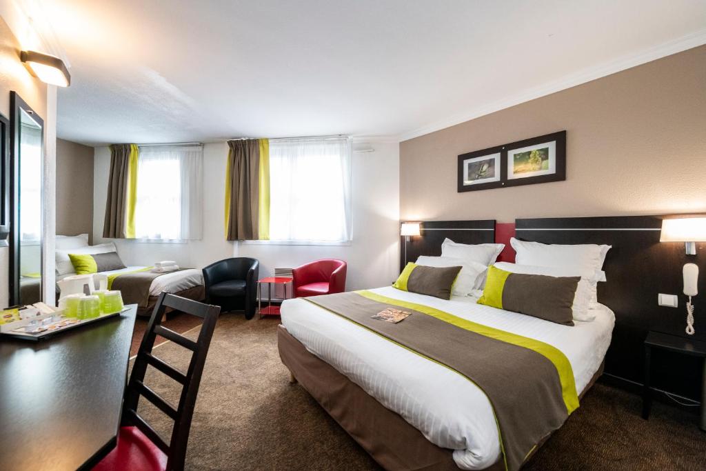 een hotelkamer met een bed en een bureau bij Campanile Reims Centre - Cathedrale in Reims