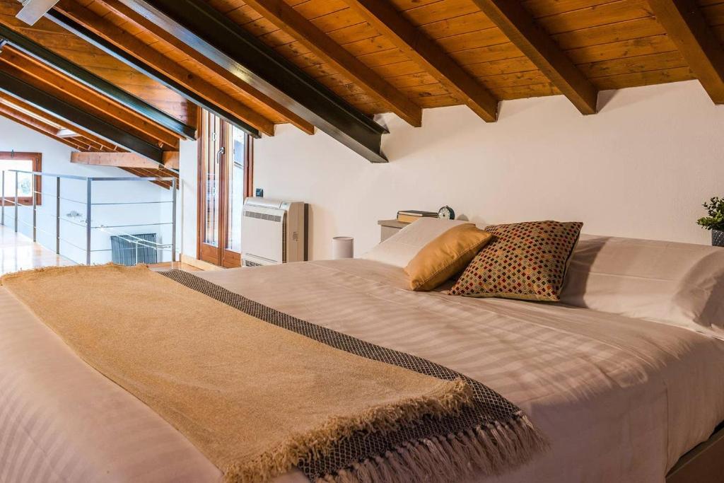 Posteľ alebo postele v izbe v ubytovaní JOIVY Scenic 2BR Apt with Balcony & Parking