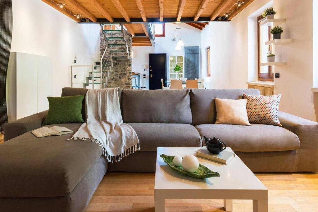 Posedenie v ubytovaní JOIVY Scenic 2BR Apt with Balcony & Parking