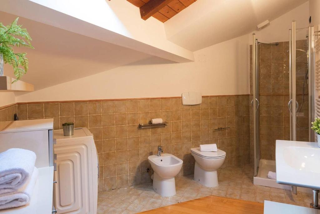Kúpeľňa v ubytovaní JOIVY Scenic 2BR Apt with Balcony & Parking