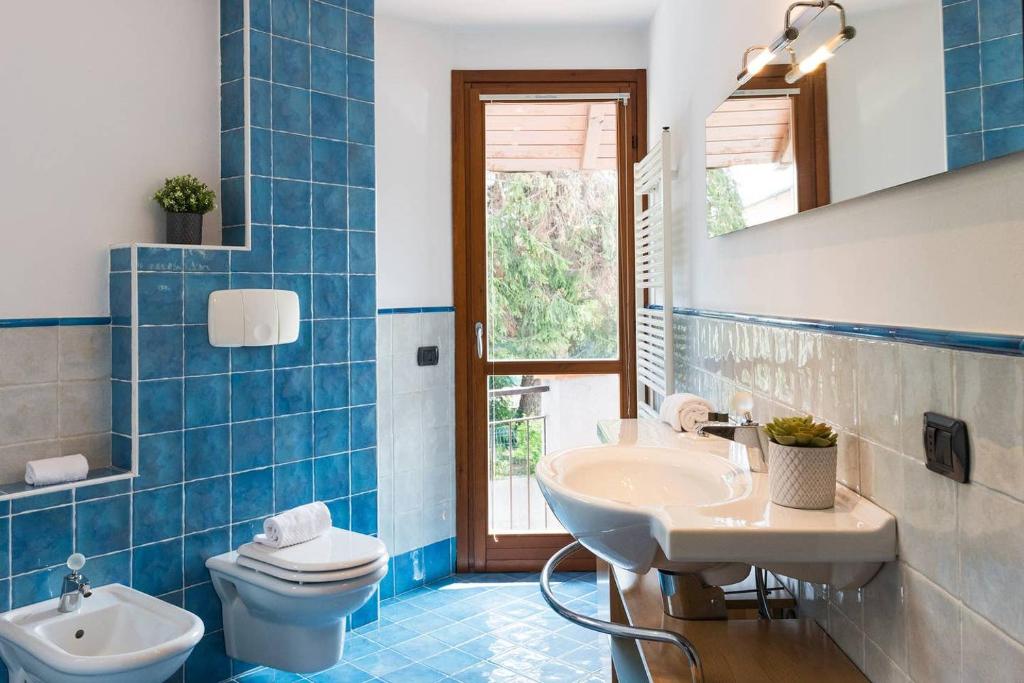 Kúpeľňa v ubytovaní JOIVY Scenic 2BR Apt with Balcony & Parking