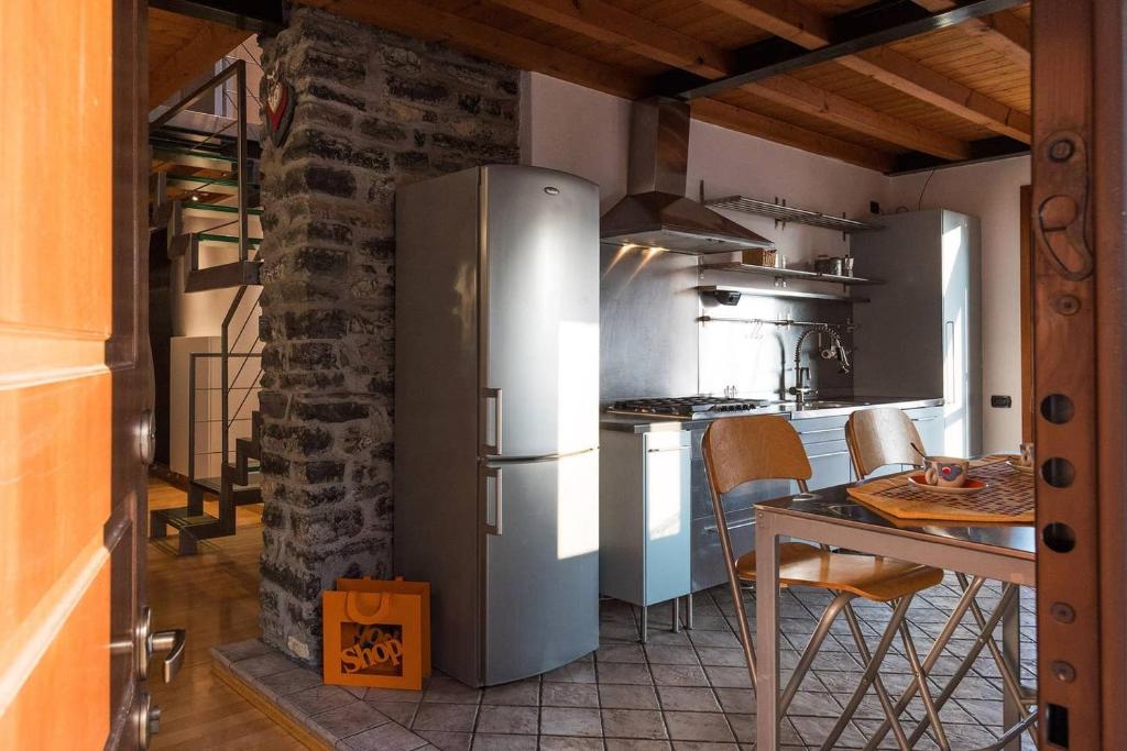 Kuchyňa alebo kuchynka v ubytovaní JOIVY Scenic 2BR Apt with Balcony & Parking