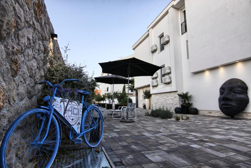 ein blaues Fahrrad neben einem Gebäude mit Kopf in der Unterkunft HD Beach House II in Pakoštane