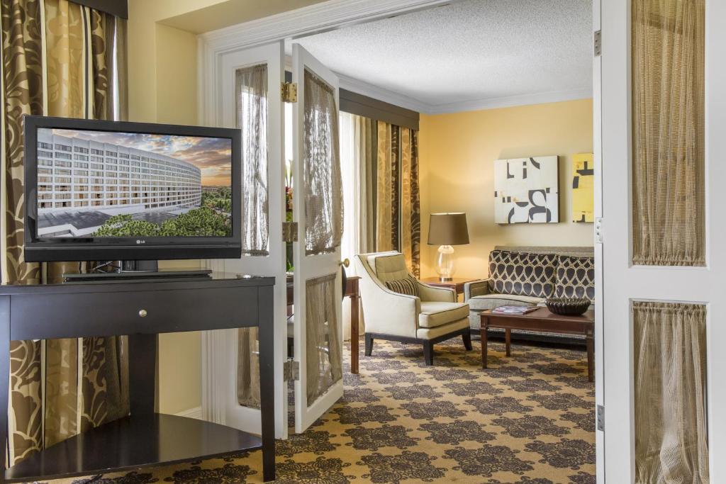 Omni Houston Hotel - Executive Suite - 1 King Bed