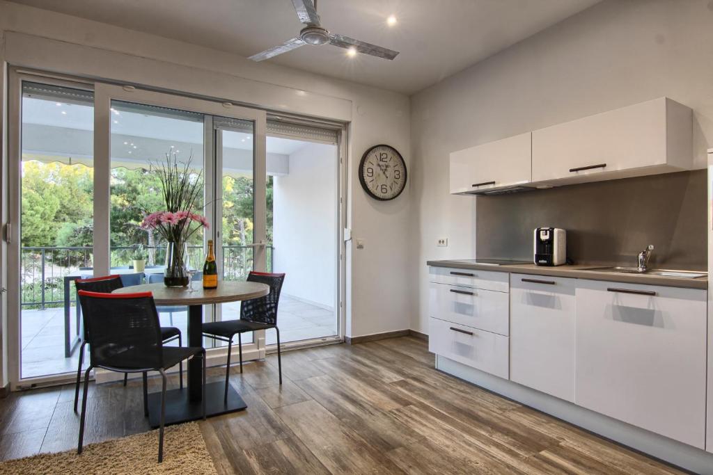 A kitchen or kitchenette at HD Beach House II