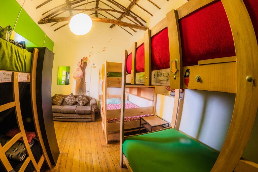מיטה או מיטות בחדר ב-Dragonfly Hostels Cusco