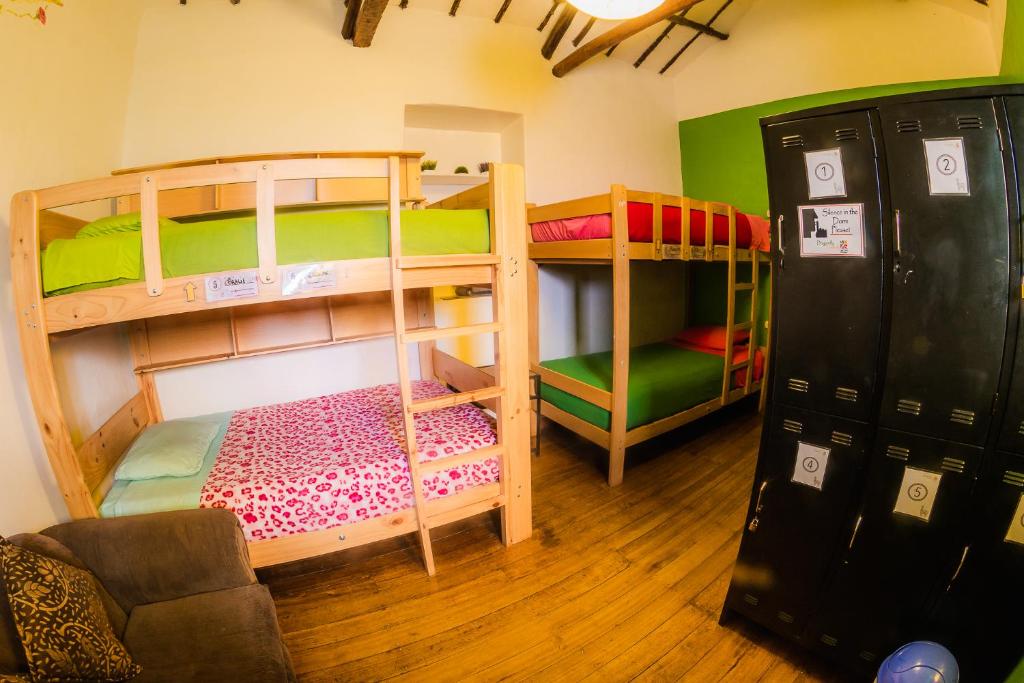מיטה או מיטות בחדר ב-Dragonfly Hostels Cusco