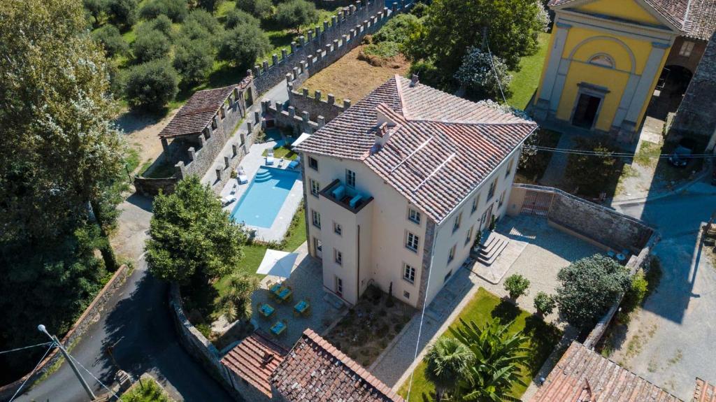 uma vista aérea de uma casa com piscina em Antica Pergola di San Giusto em Capannori