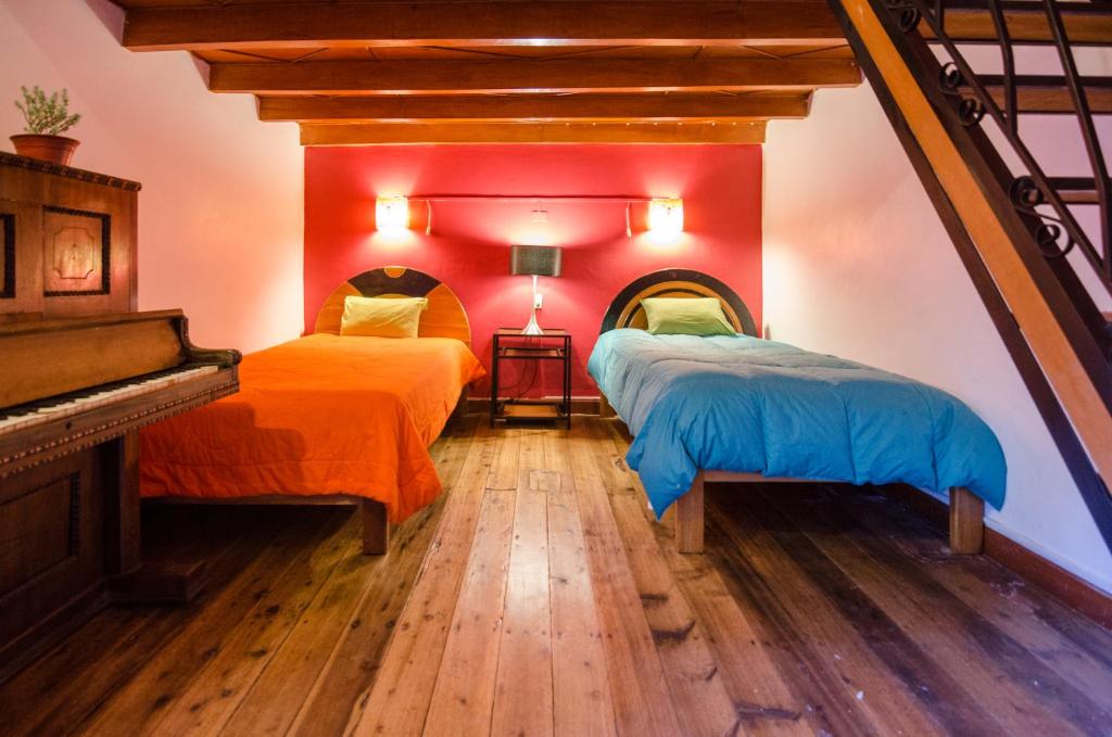 מיטה או מיטות בחדר ב-Dragonfly Hostels Cusco