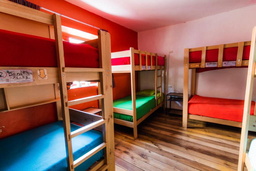 מיטה או מיטות קומותיים בחדר ב-Dragonfly Hostels Cusco