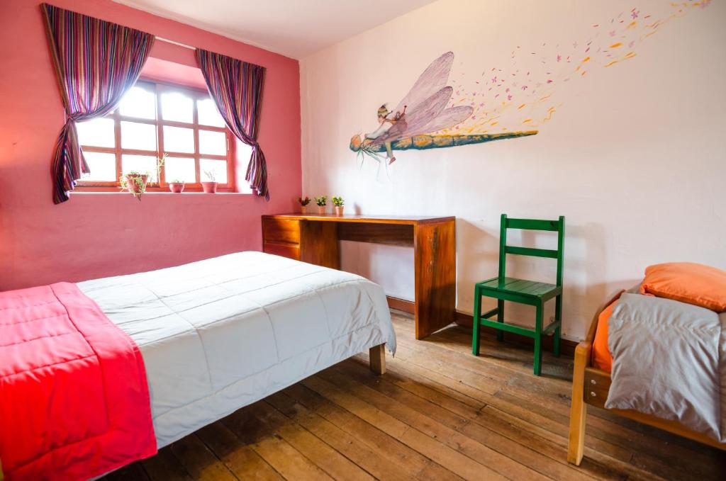 מיטה או מיטות בחדר ב-Dragonfly Hostels Cusco