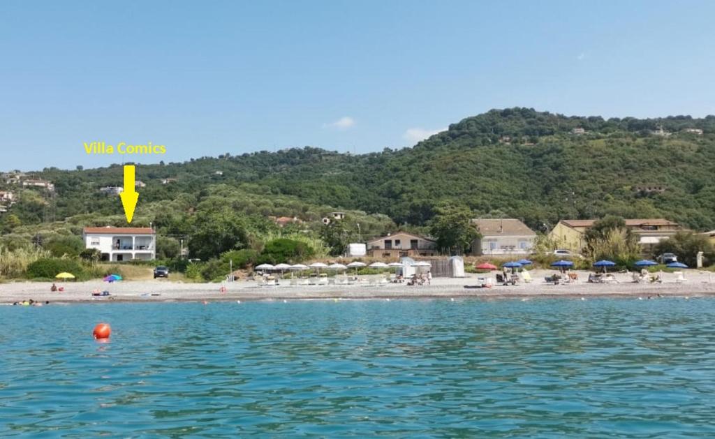 widok na plażę z kulą w wodzie w obiekcie Villa Comics w mieście Villammare