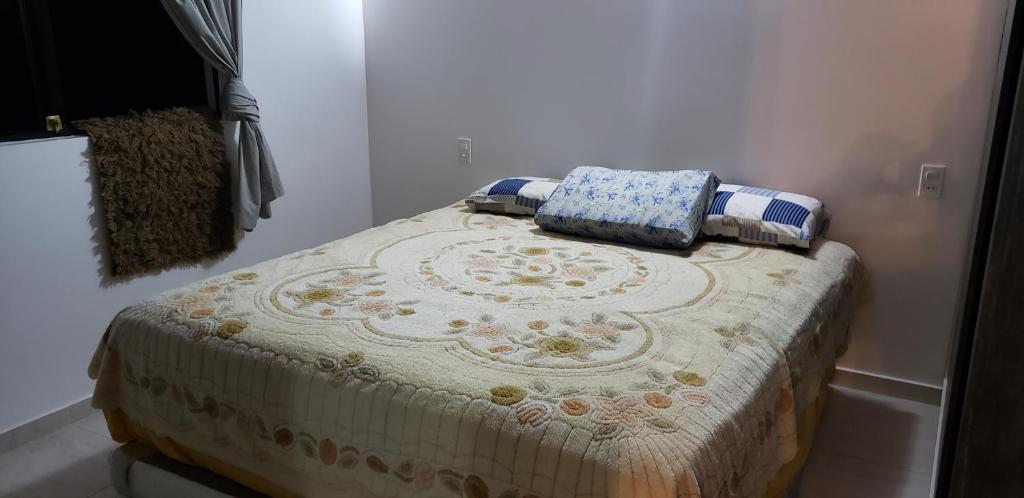 Una cama con dos almohadas encima. en Gaucho House HABITACION EN DUPLEX, en Asunción
