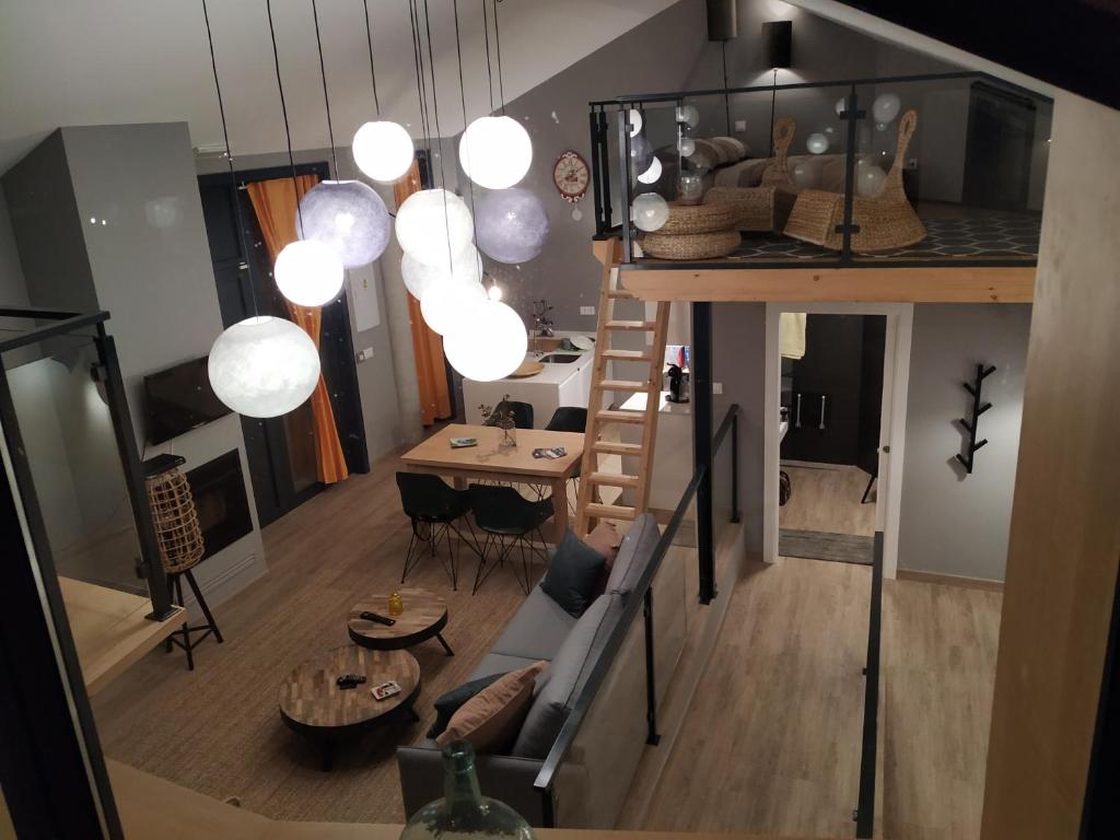 einen Blick über ein Wohnzimmer mit einer Treppe und Lichtern in der Unterkunft Eidos da laxe in Sela