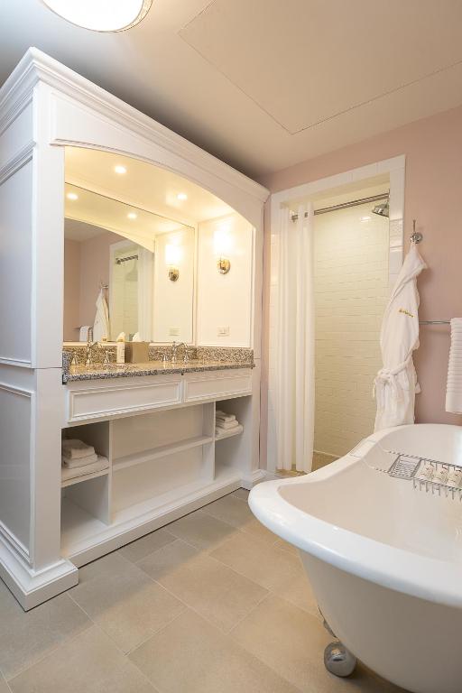 Mirbeau Inn & Spa, Rhinebeck - Queen Room With Two Queen Beds Village View