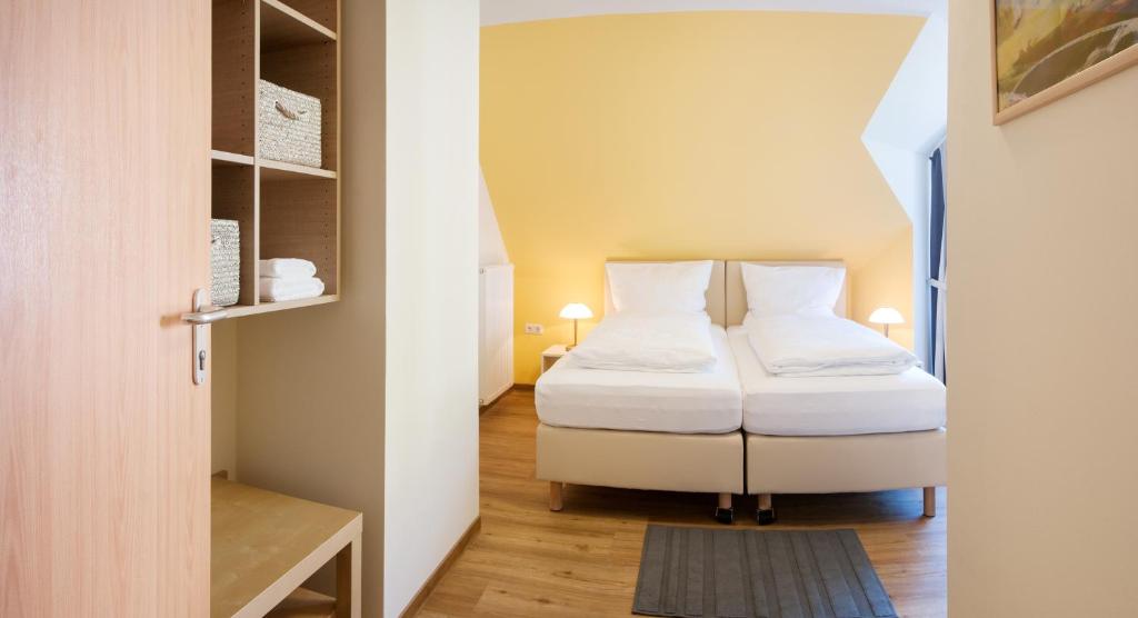 Postel nebo postele na pokoji v ubytování Hotel Elbblick Garni