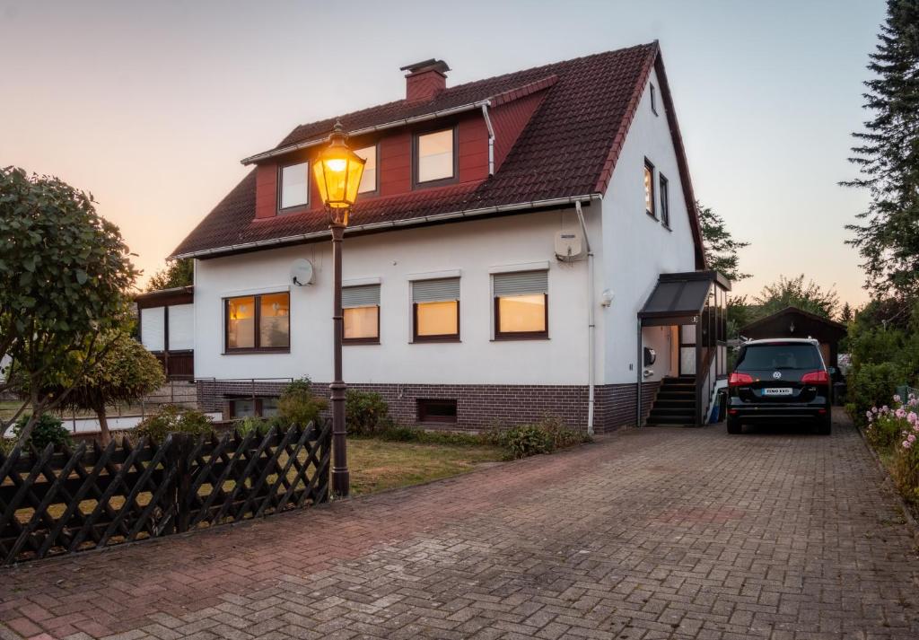 een huis met een straatlicht ervoor bij Harz Haus Kati - Fewo Talblick in Bad Sachsa