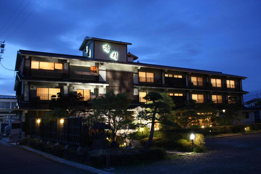 ein großes Gebäude mit Lichtern in der Nacht davor in der Unterkunft Matsushima Koumura in Matsushima