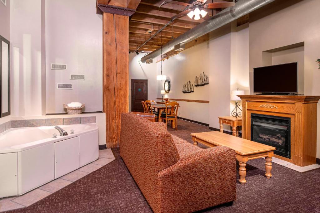 The Suites Hotel at Waterfront Plaza - Maison De Deux Chambres