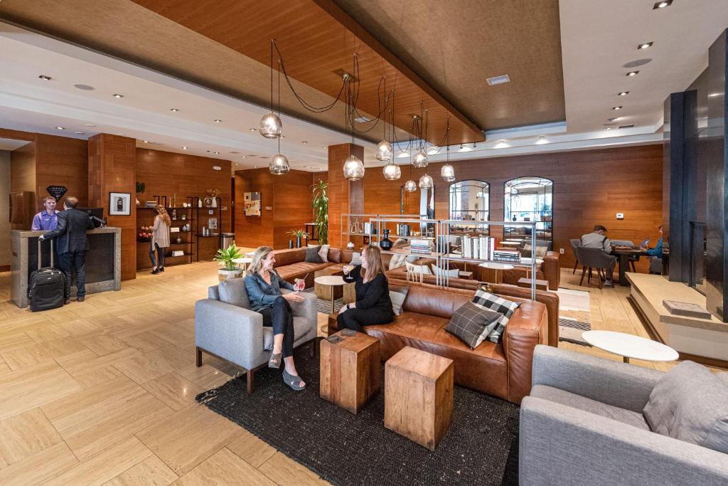Posezení v ubytování The Heathman Hotel Kirkland