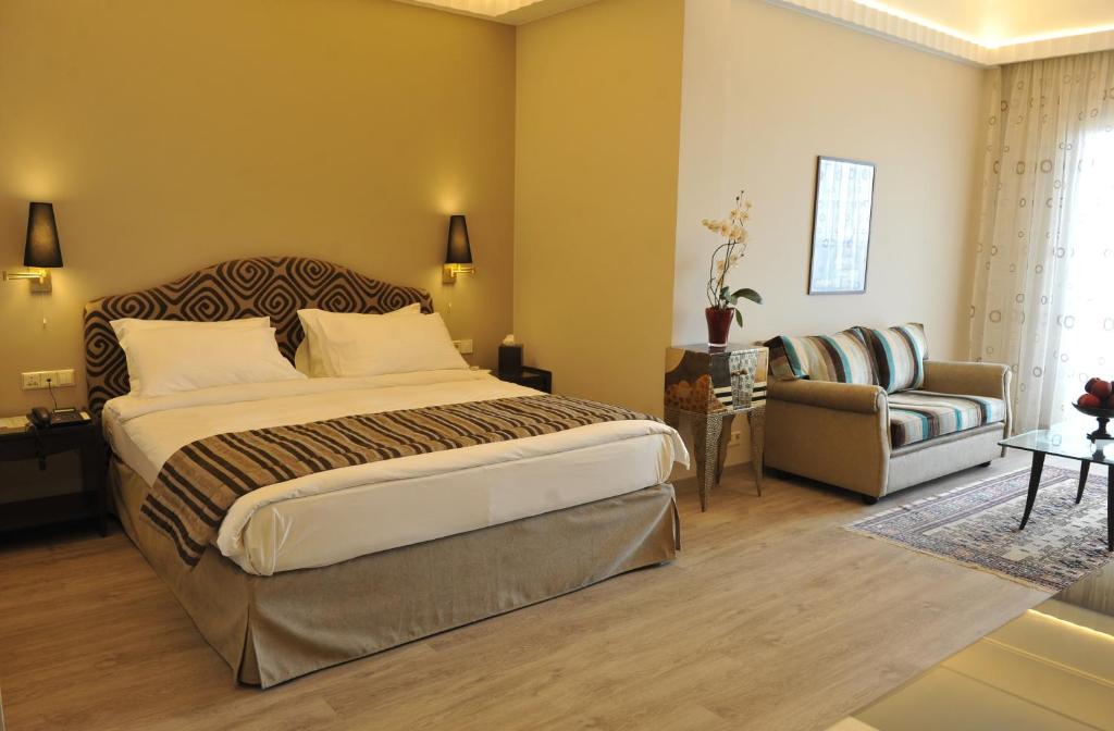 Postel nebo postele na pokoji v ubytování Warwick Palm Beach Hotel