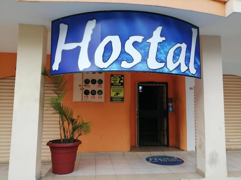 una señal de hospital frente a un edificio en Hostal Los Mantas, en Manta