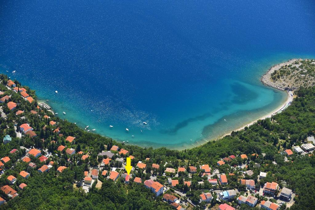 una vista aérea de la playa y del océano en House Lipert, en Jadranovo