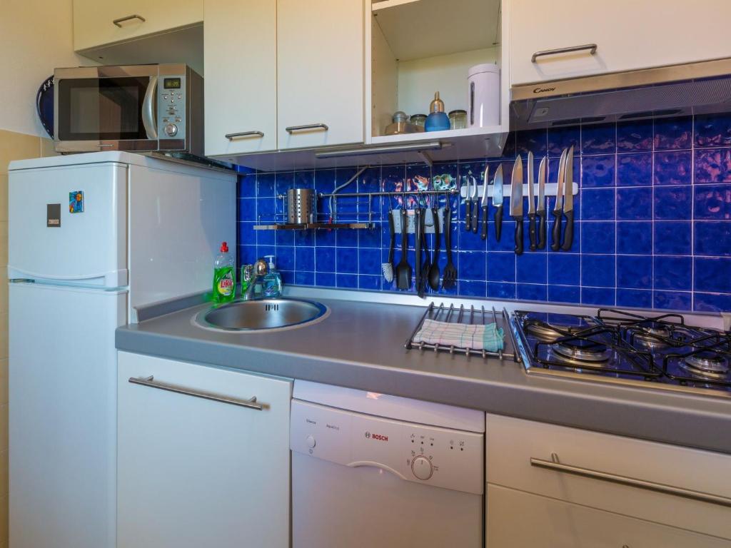 Kuchyňa alebo kuchynka v ubytovaní House Inga