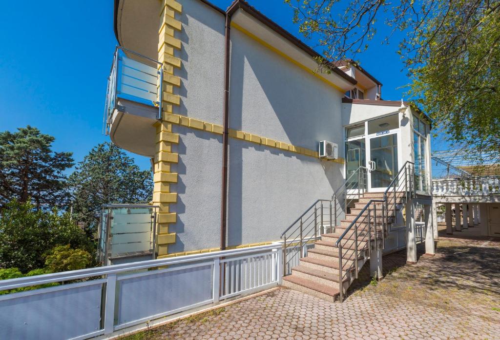 une maison avec un escalier sur son côté dans l'établissement Apartment Helena, à Dramalj