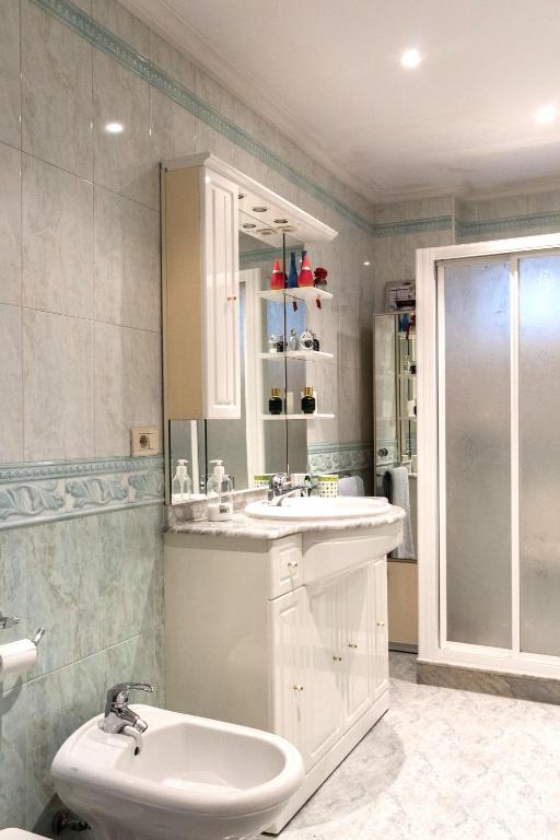 A bathroom at Casa Porto, con Garaje