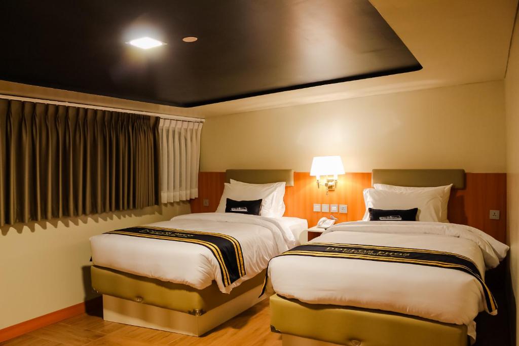 Doulos Phos The Ship Hotel - 2