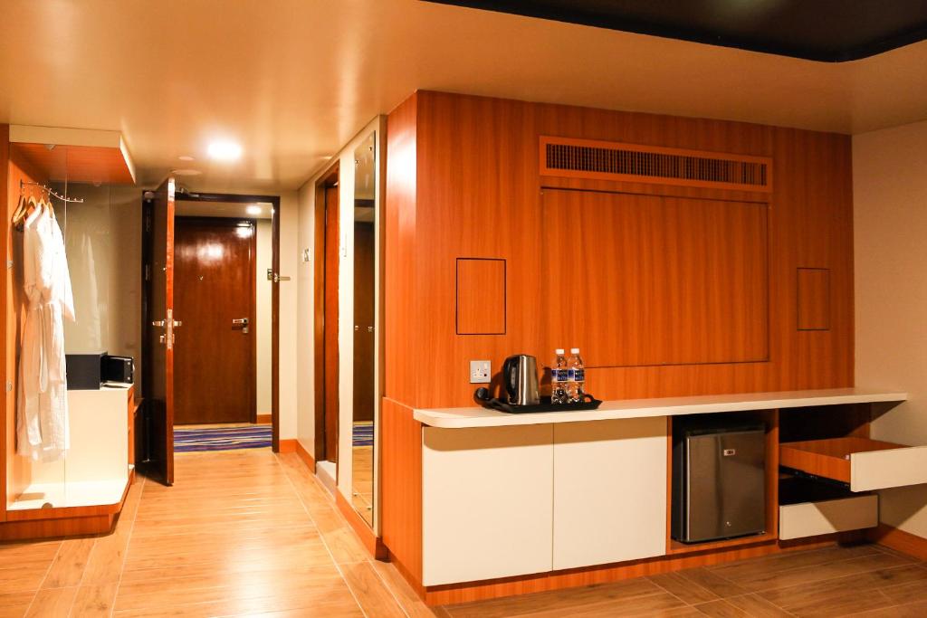 Doulos Phos The Ship Hotel - 3