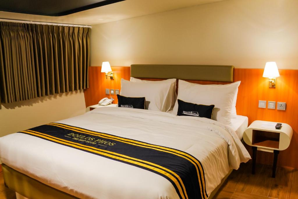 Doulos Phos The Ship Hotel - 8