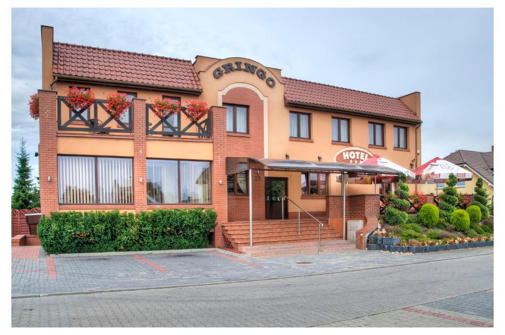 a building on the side of a street at Hotel Gringo in Piła