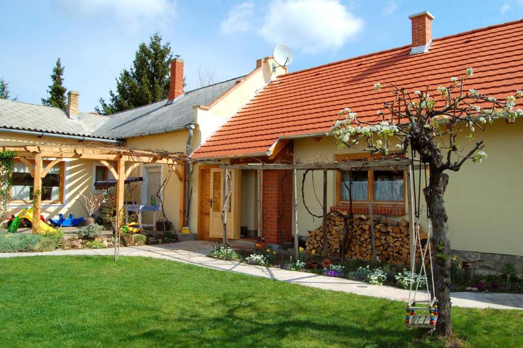 Vonkajšia záhrada v ubytovaní Nohab Apartman