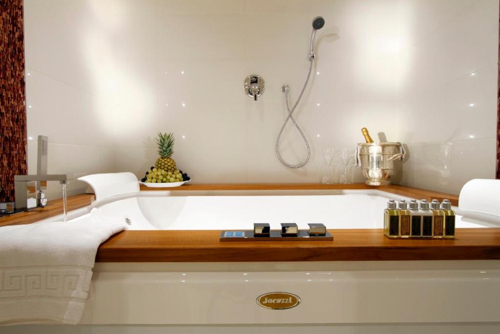 A bed or beds in a room at Boutique Hotel Calzavecchio