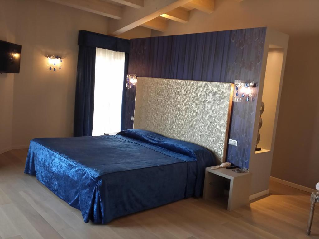 A bed or beds in a room at Boutique Hotel Calzavecchio
